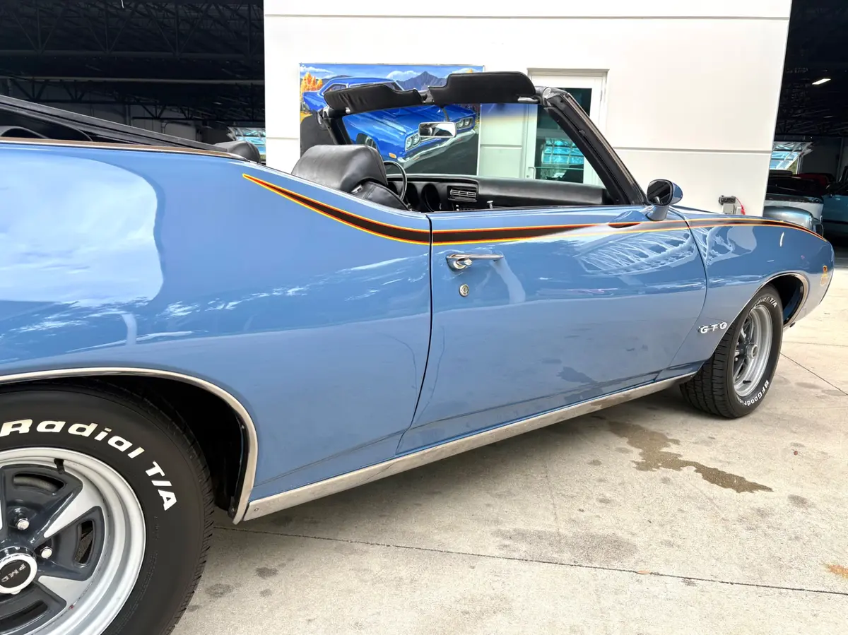 Vehicle photo 17