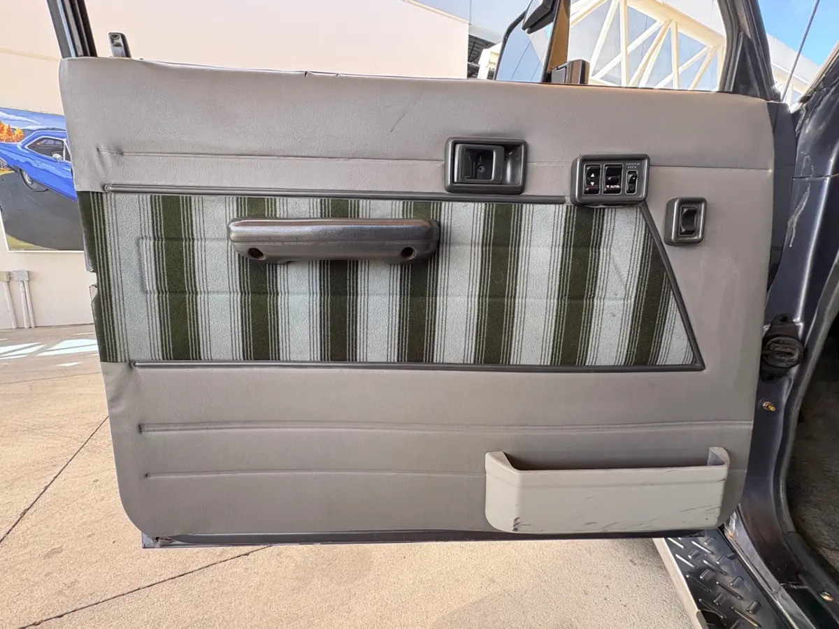 Vehicle photo 32