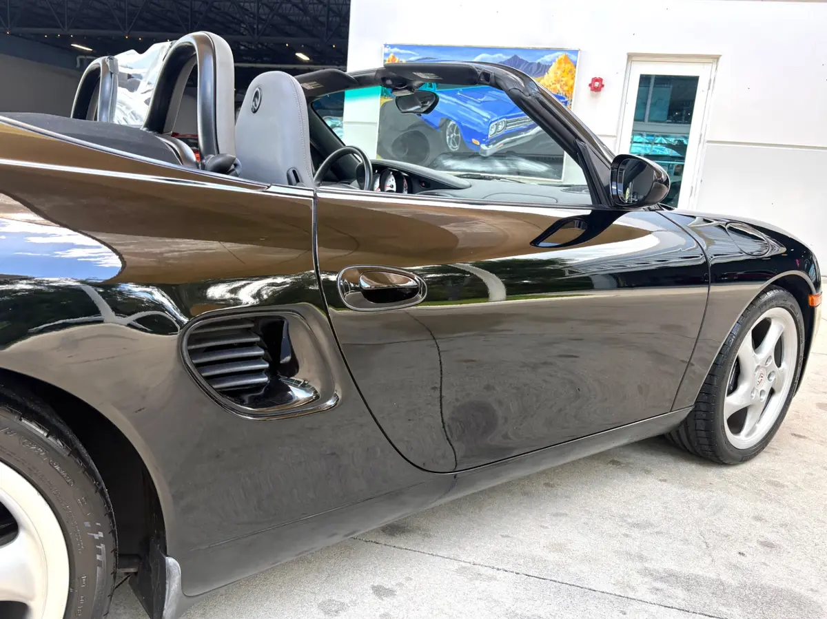 Vehicle photo 17