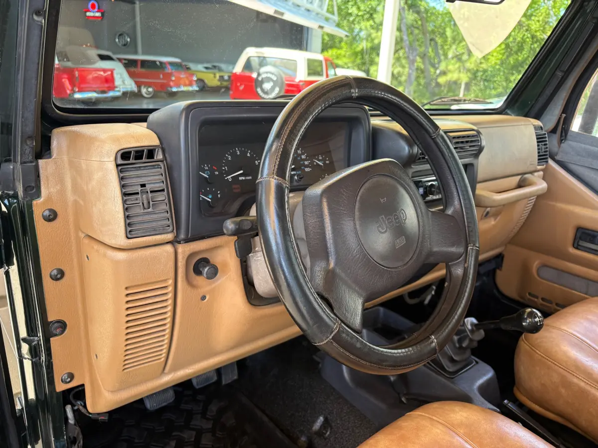 Vehicle photo 33