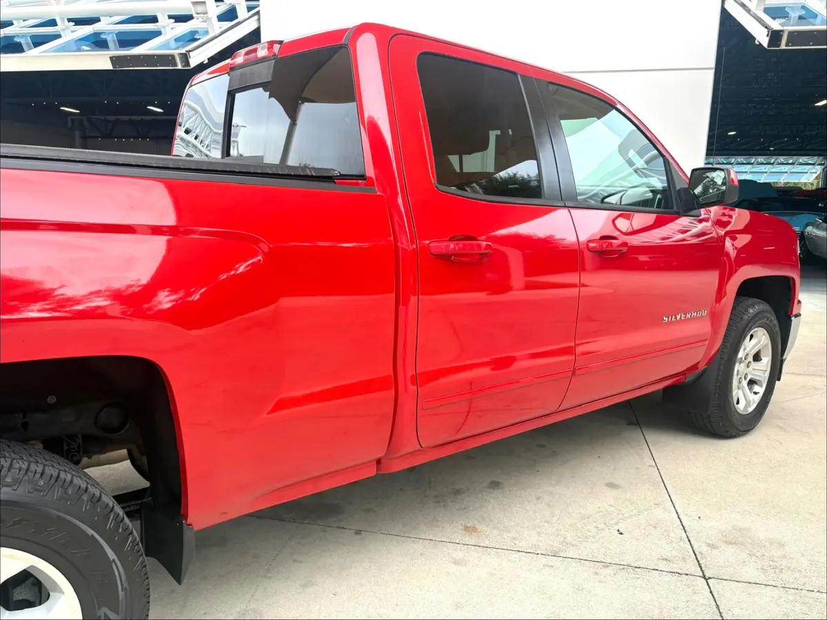 Vehicle photo 17