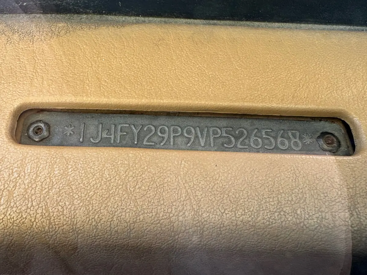 Vehicle photo 23