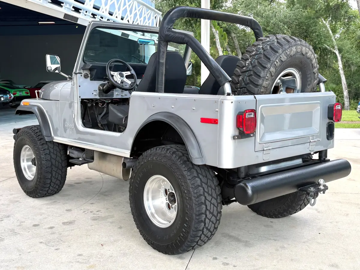 Vehicle photo 9