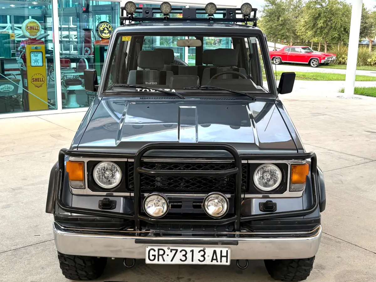 Vehicle photo 3