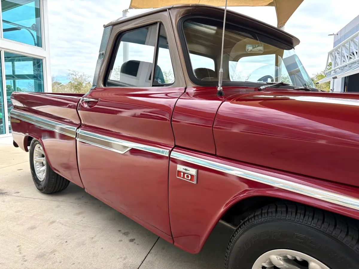 Vehicle photo 18