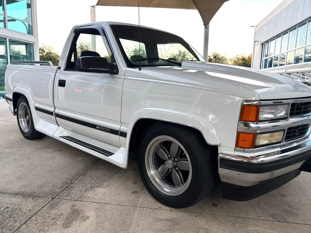 Vehicle photo 19