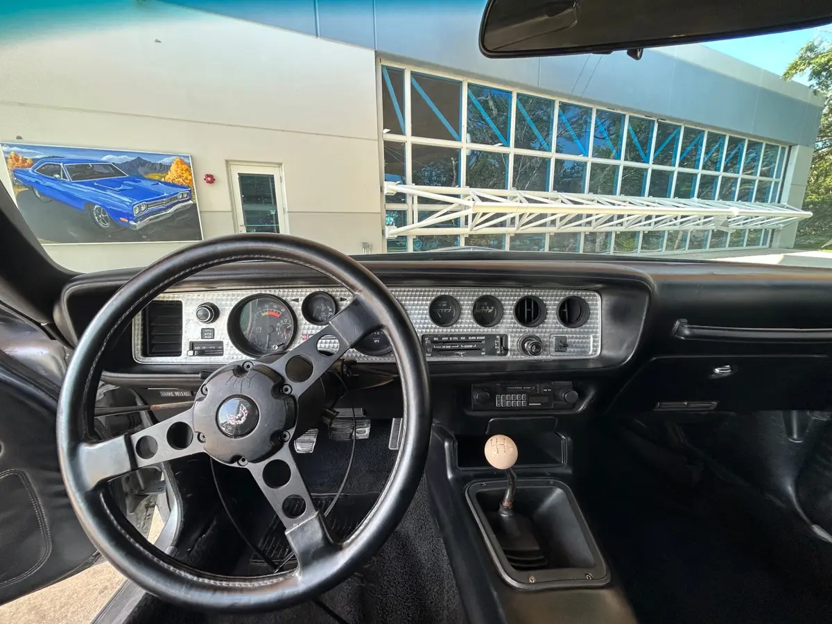 Vehicle photo 24