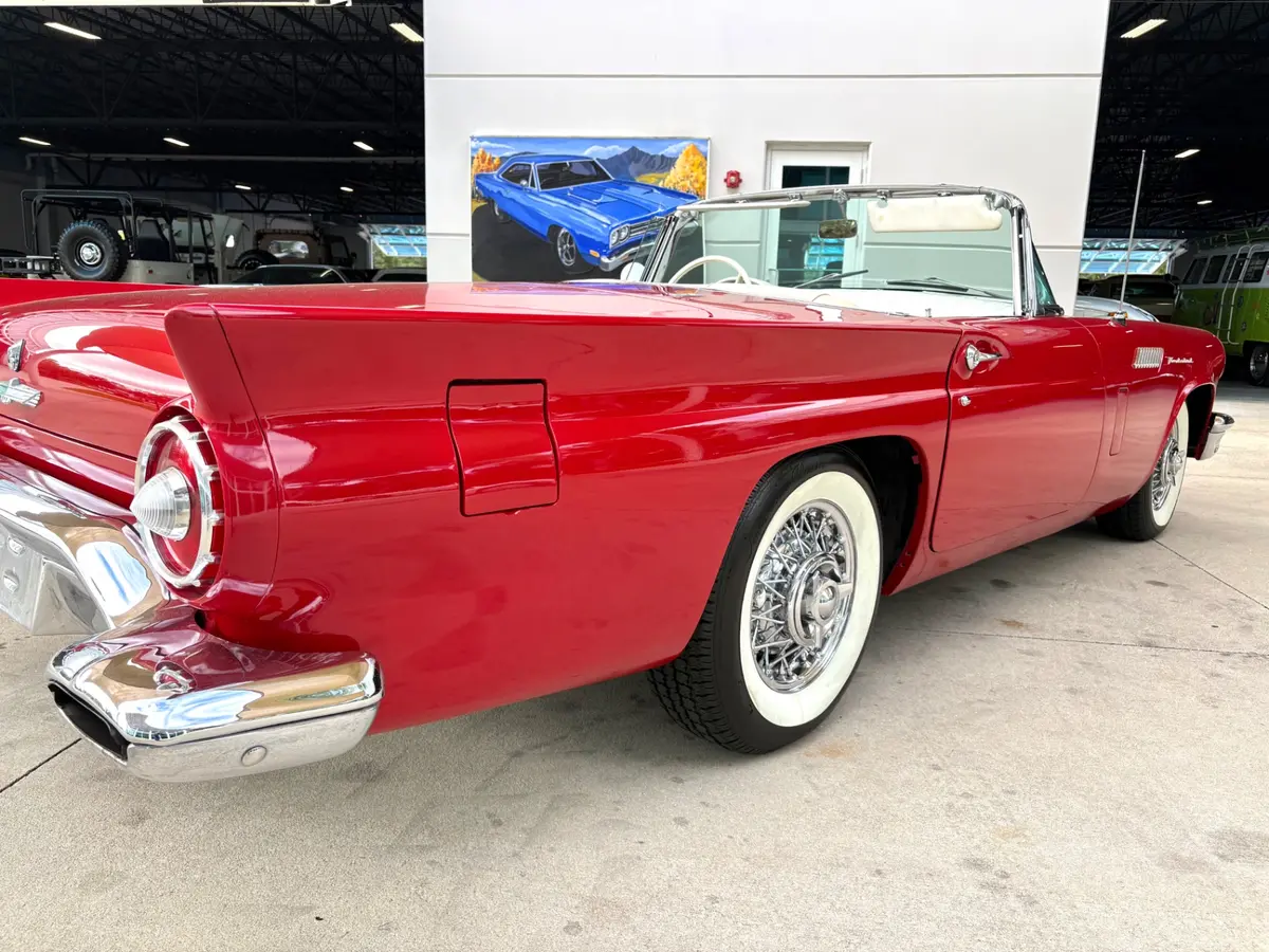 Vehicle photo 17