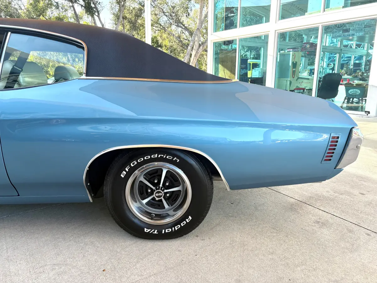Vehicle photo 26