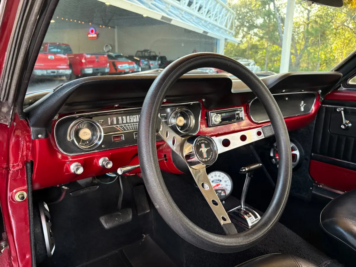 Vehicle photo 33