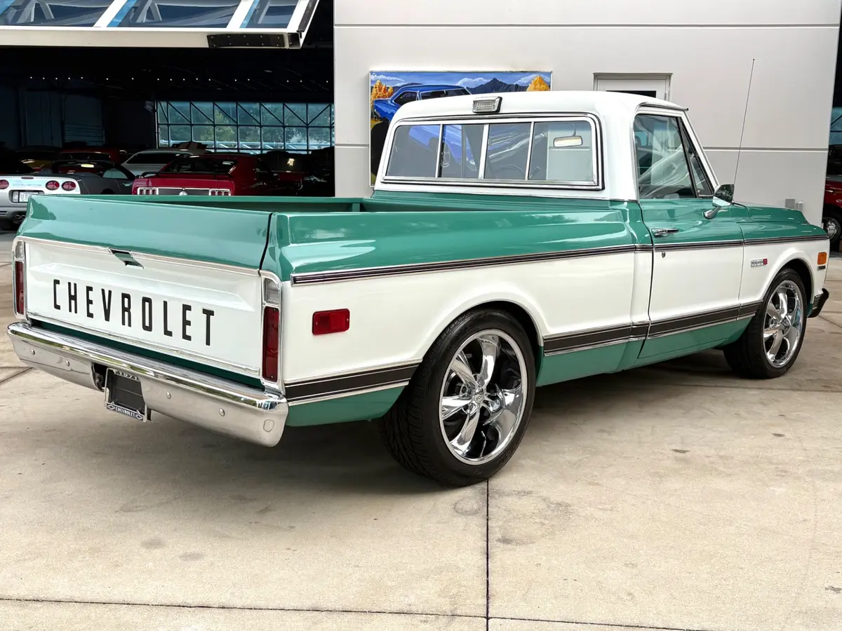 Vehicle photo 6