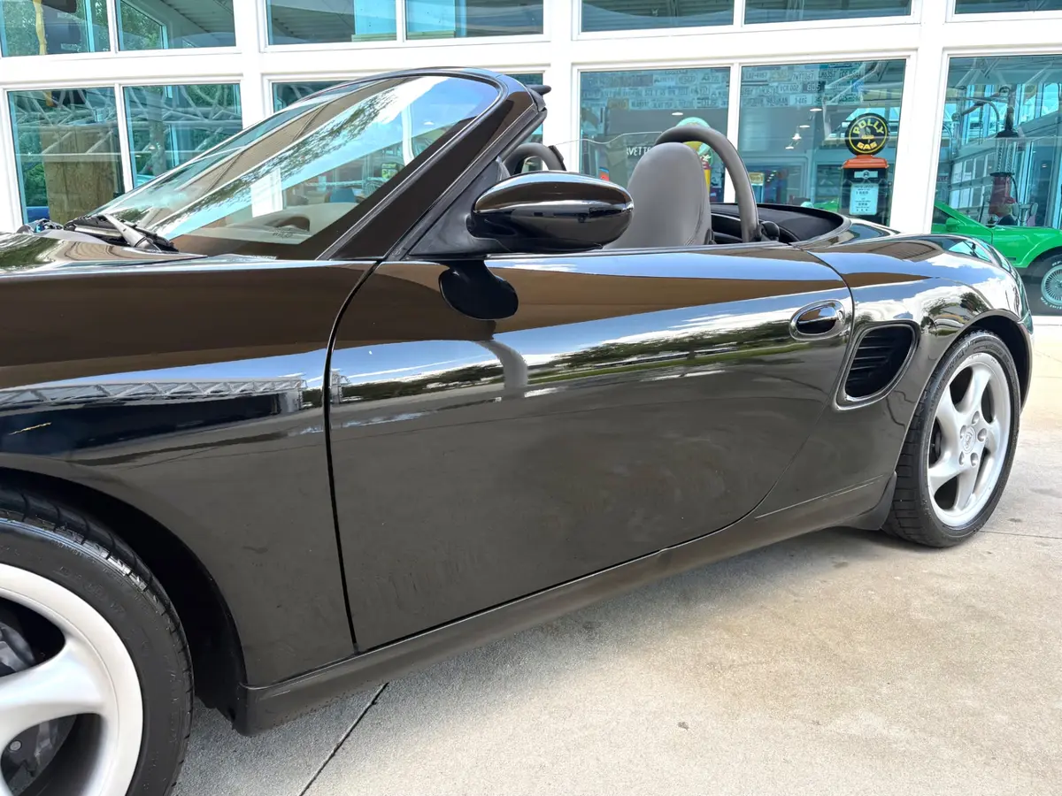 Vehicle photo 13