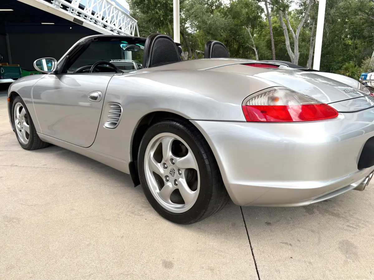 Vehicle photo 15