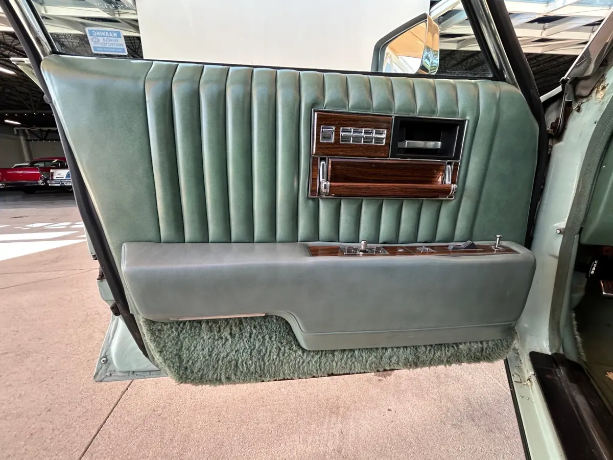 Vehicle photo 28