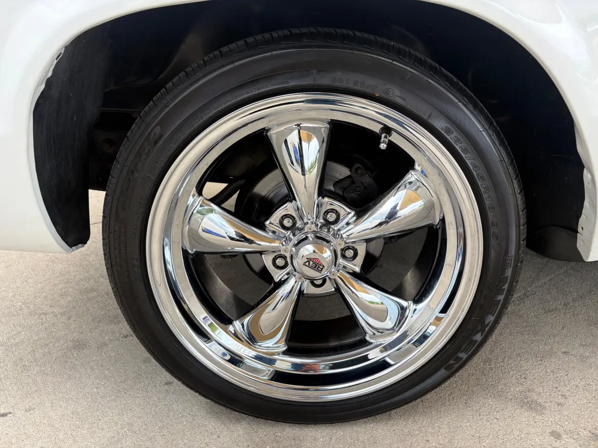 Vehicle photo 21