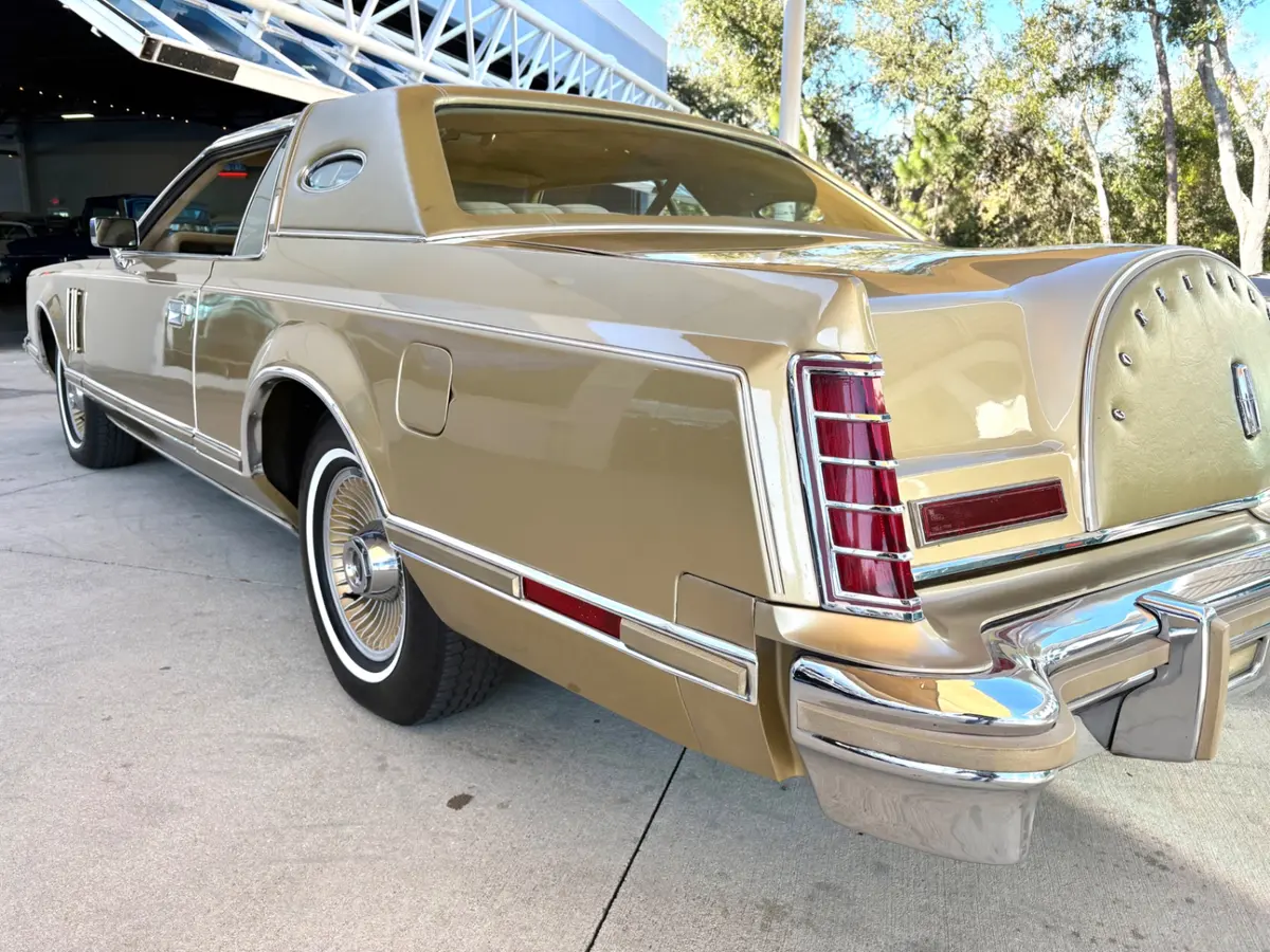 Vehicle photo 17
