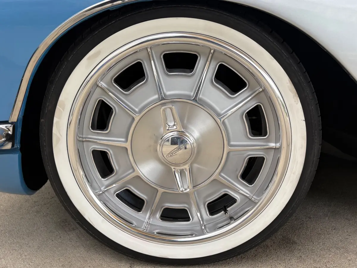 Vehicle photo 21