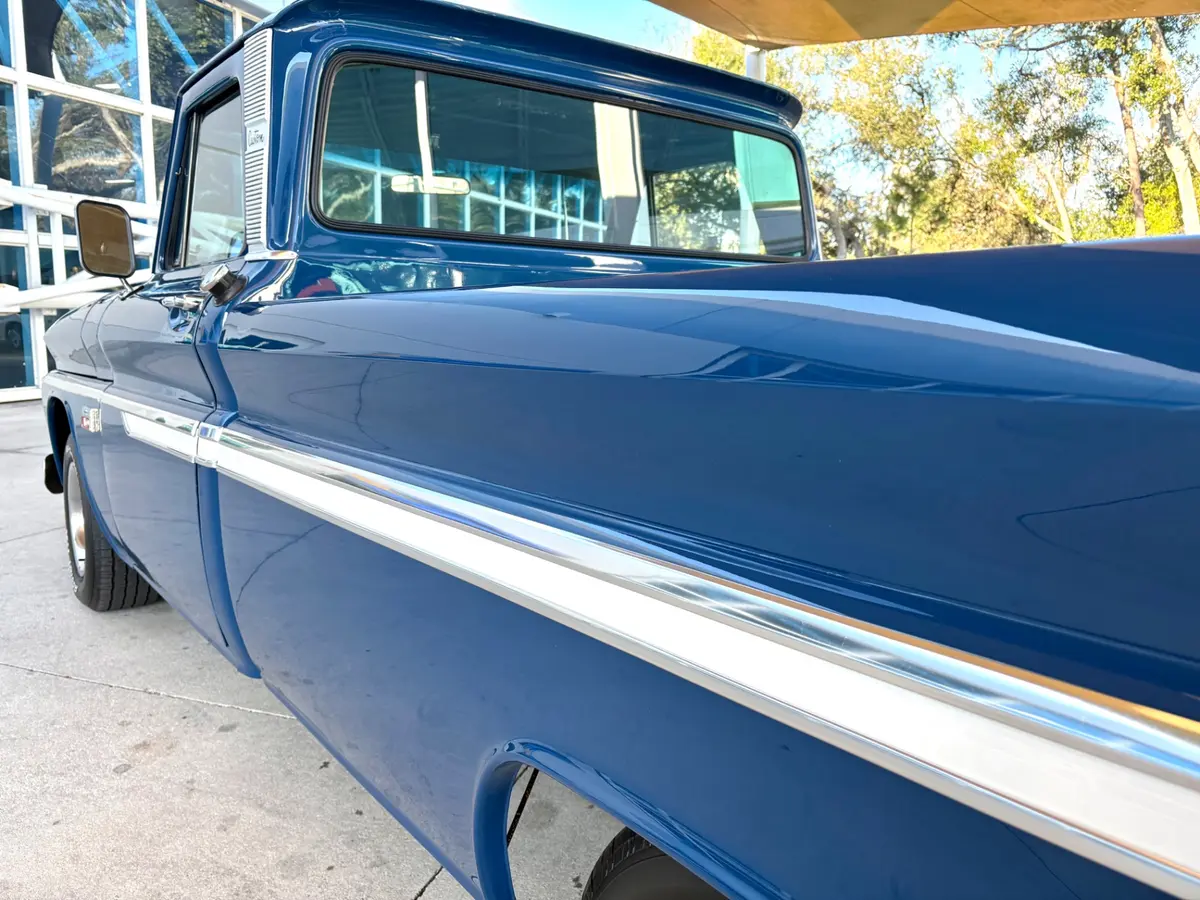 Vehicle photo 14