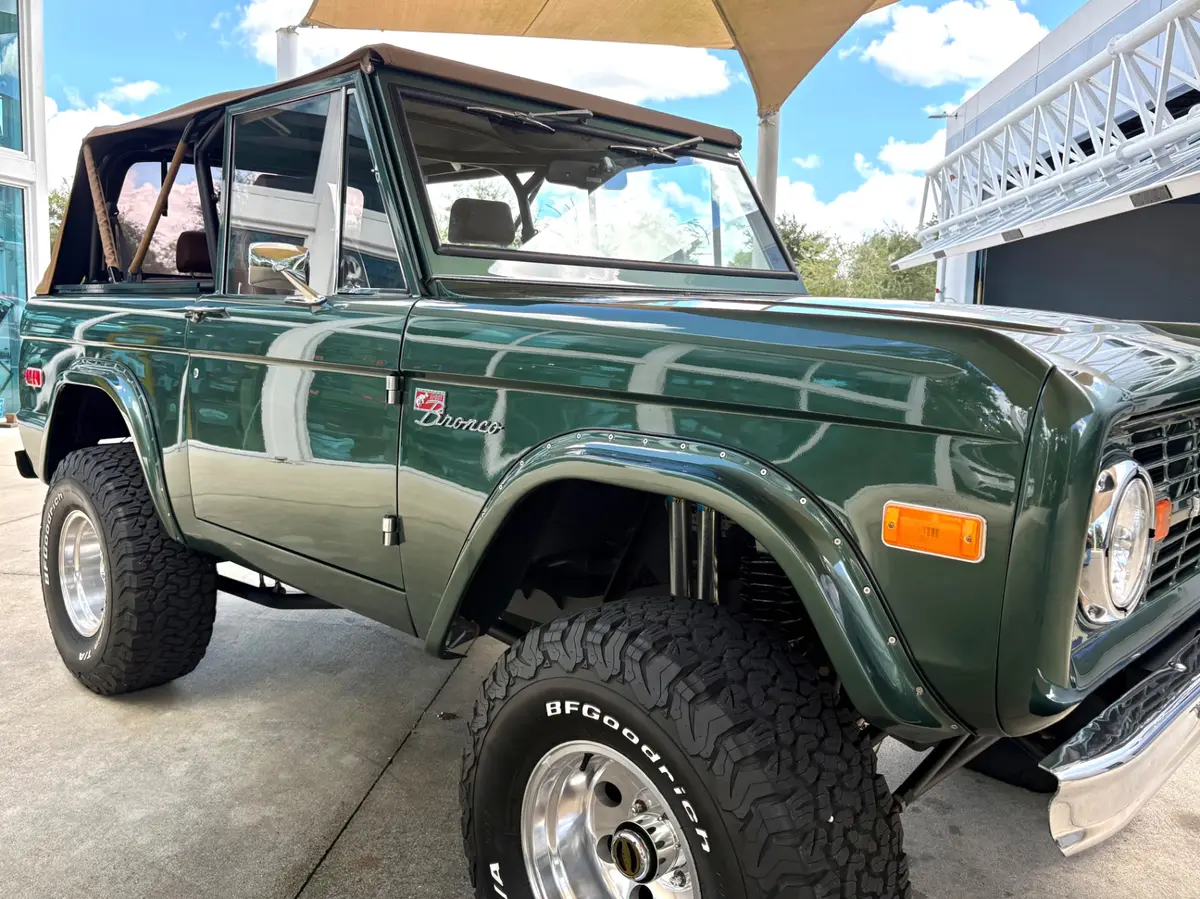 Vehicle photo 26