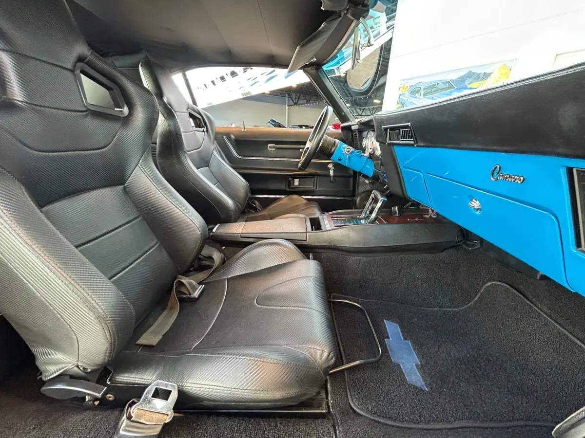 Vehicle photo 26