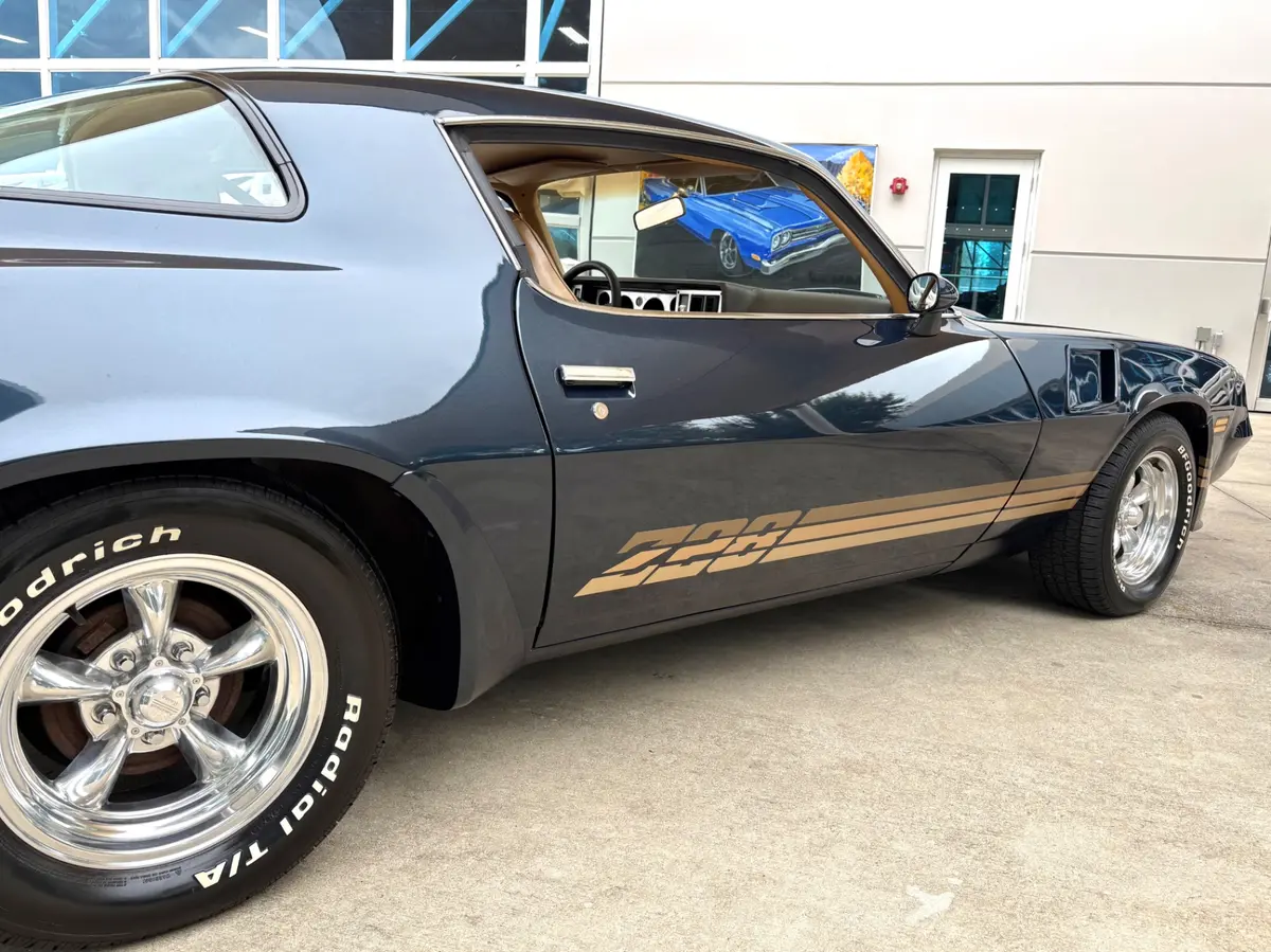 Vehicle photo 17