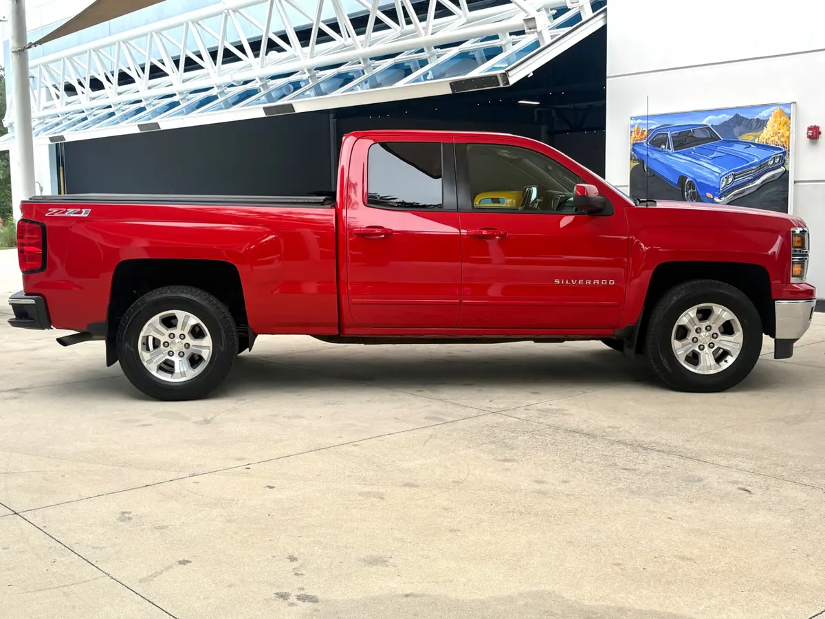 Vehicle photo 5