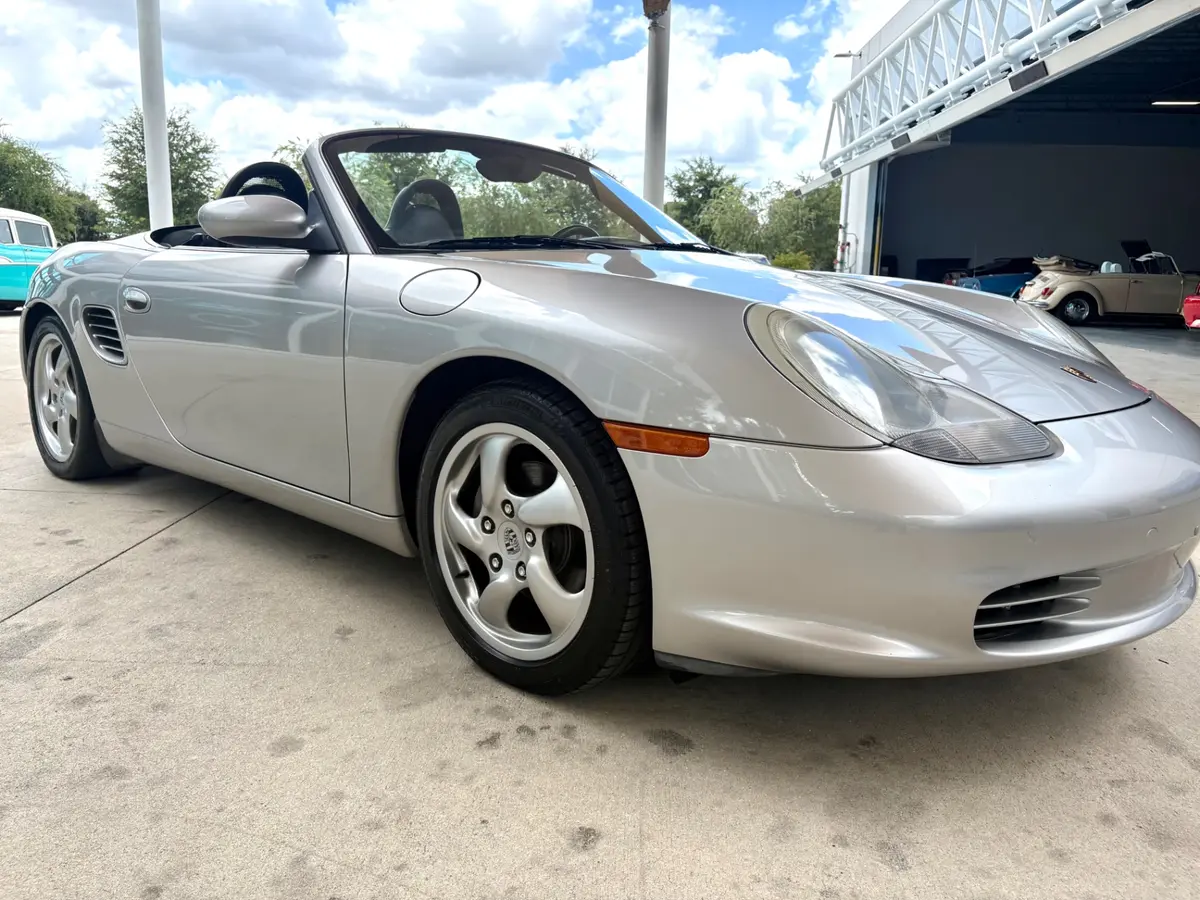 Vehicle photo 19