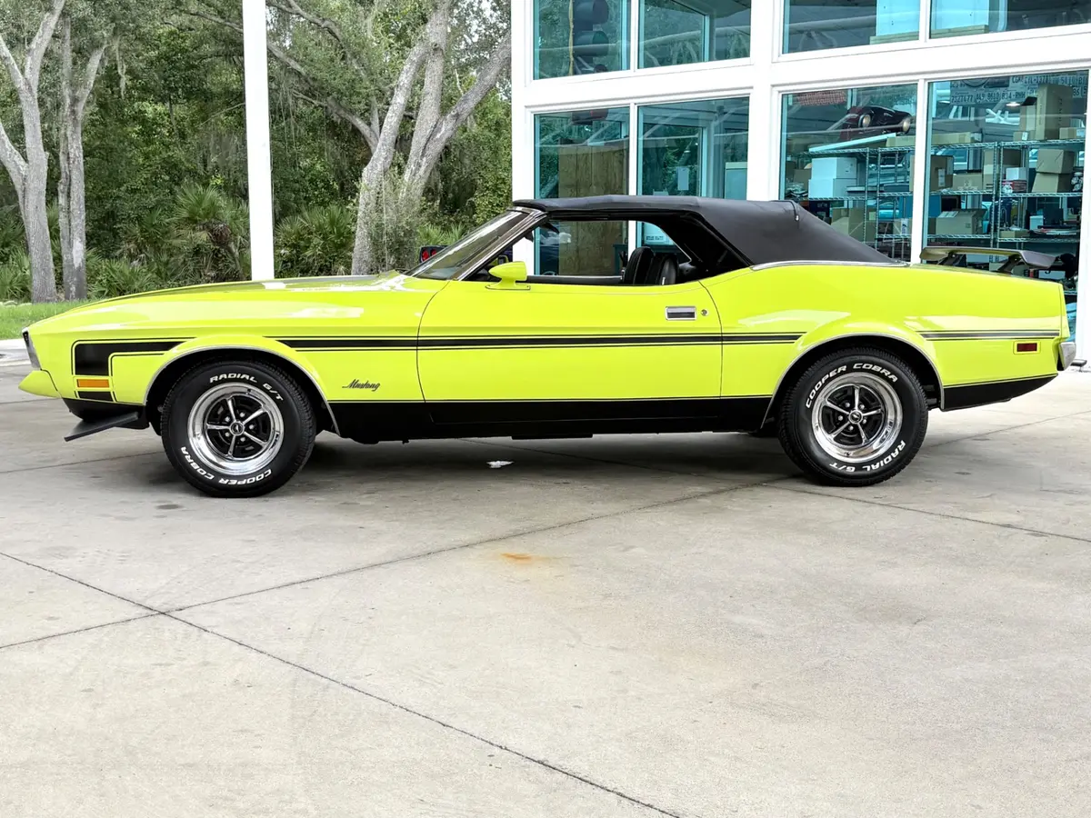Vehicle photo 24