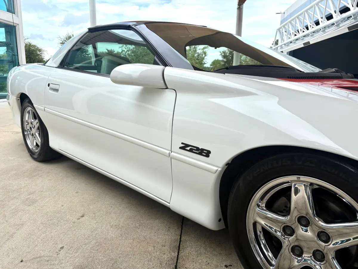 Vehicle photo 18