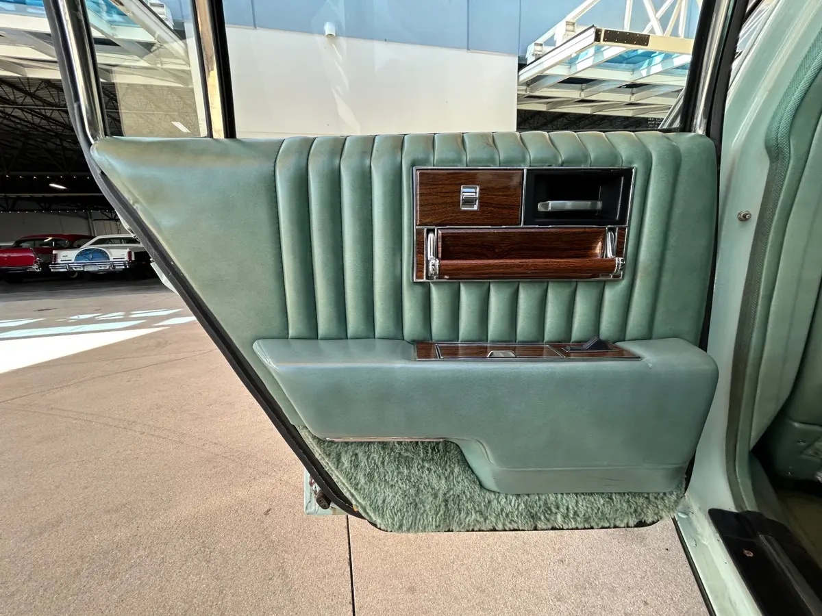 Vehicle photo 33