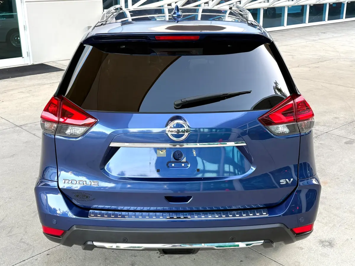 Vehicle photo 8