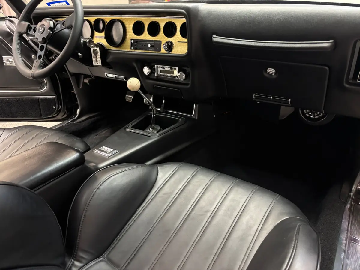 Vehicle photo 21