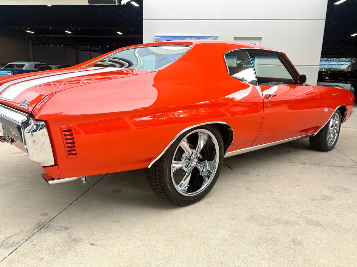 Vehicle photo 17