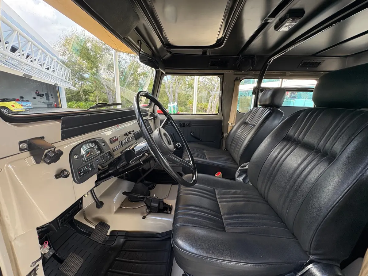 Vehicle photo 32