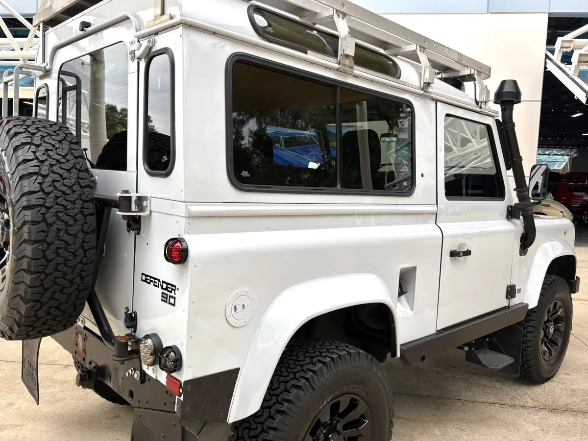 Vehicle photo 16