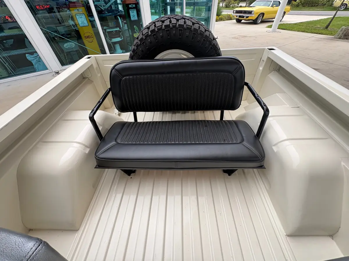 Vehicle photo 33