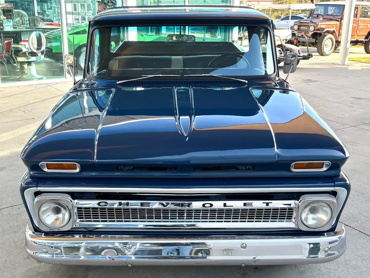 Vehicle photo 3