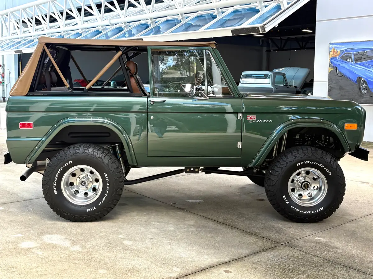 Vehicle photo 12