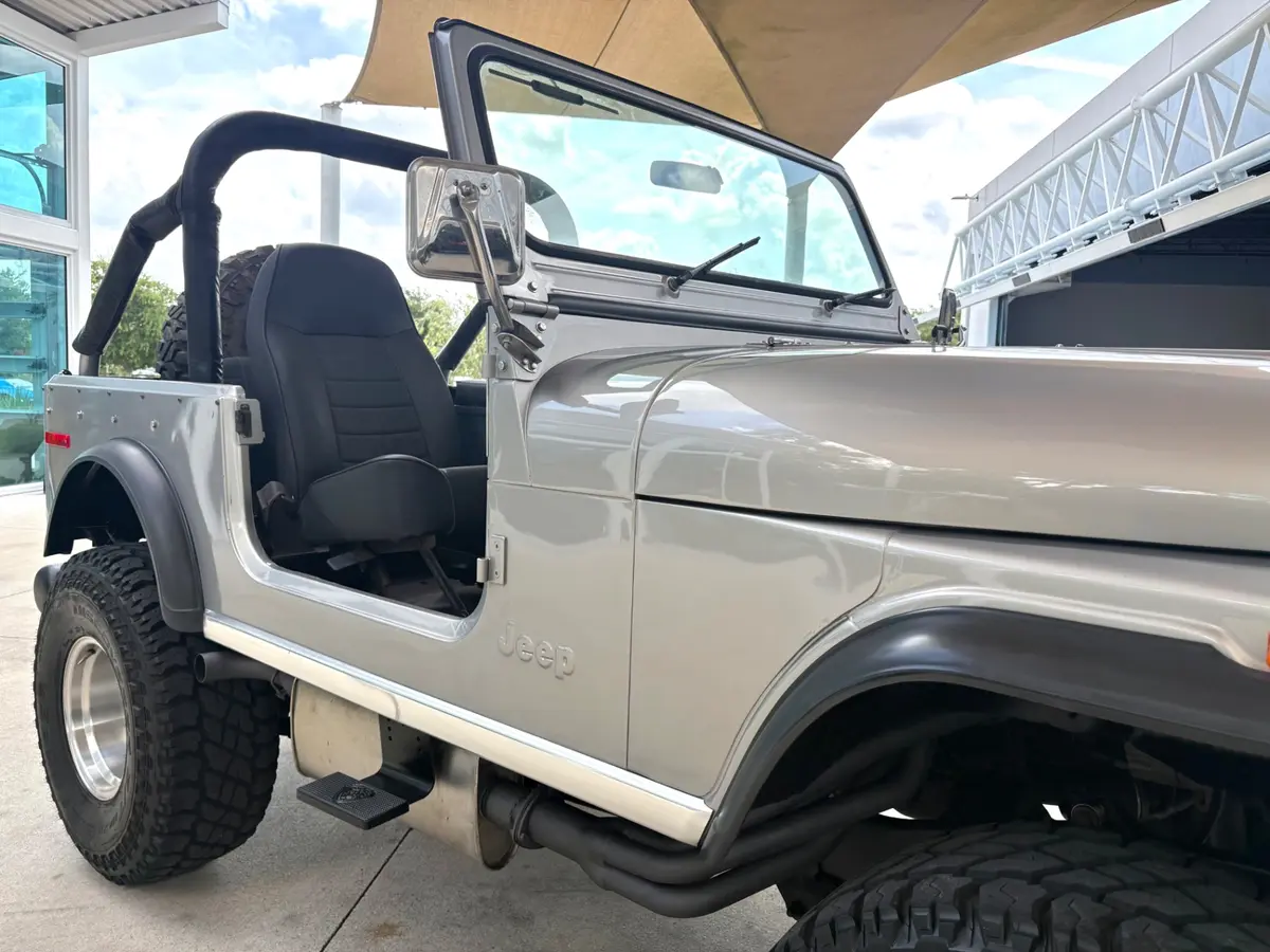 Vehicle photo 18
