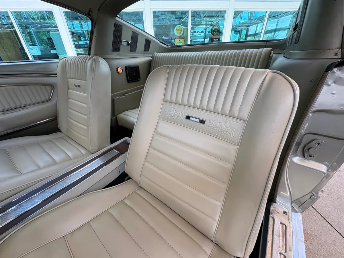 Vehicle photo 32