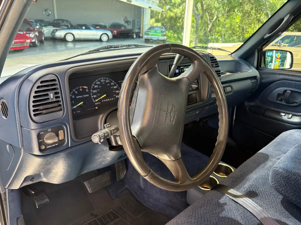 Vehicle photo 34