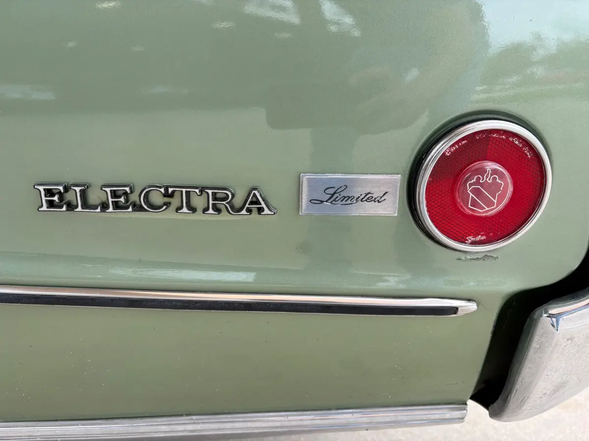 Vehicle photo 23