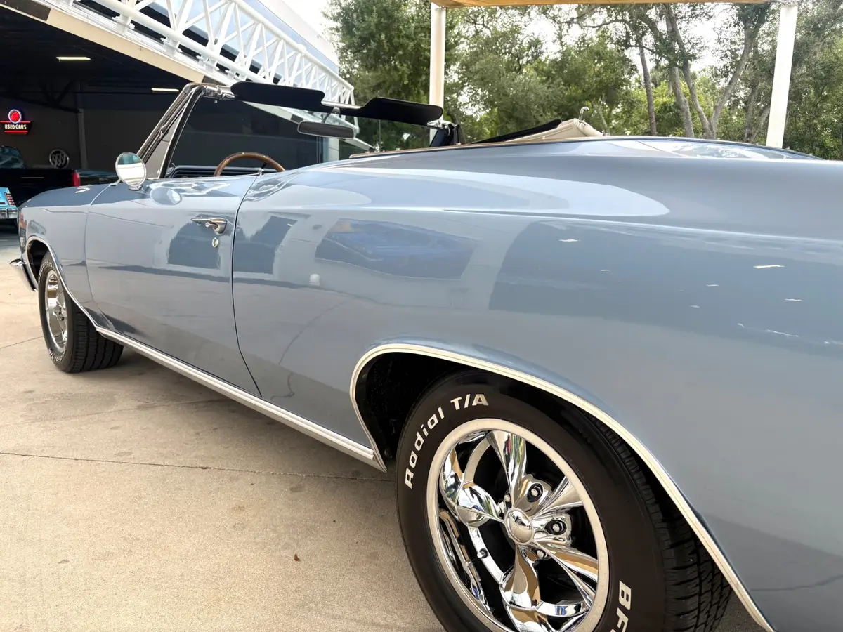 Vehicle photo 14
