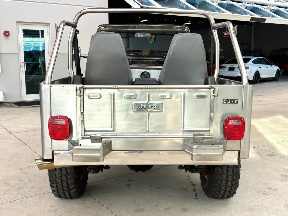Vehicle photo 6