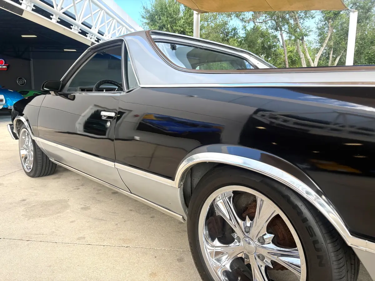 Vehicle photo 14