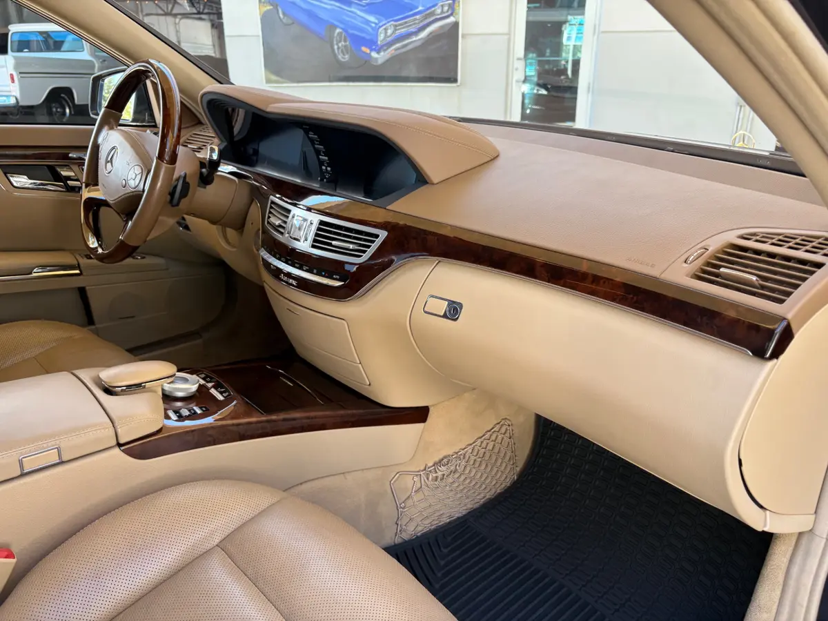 Vehicle photo 43