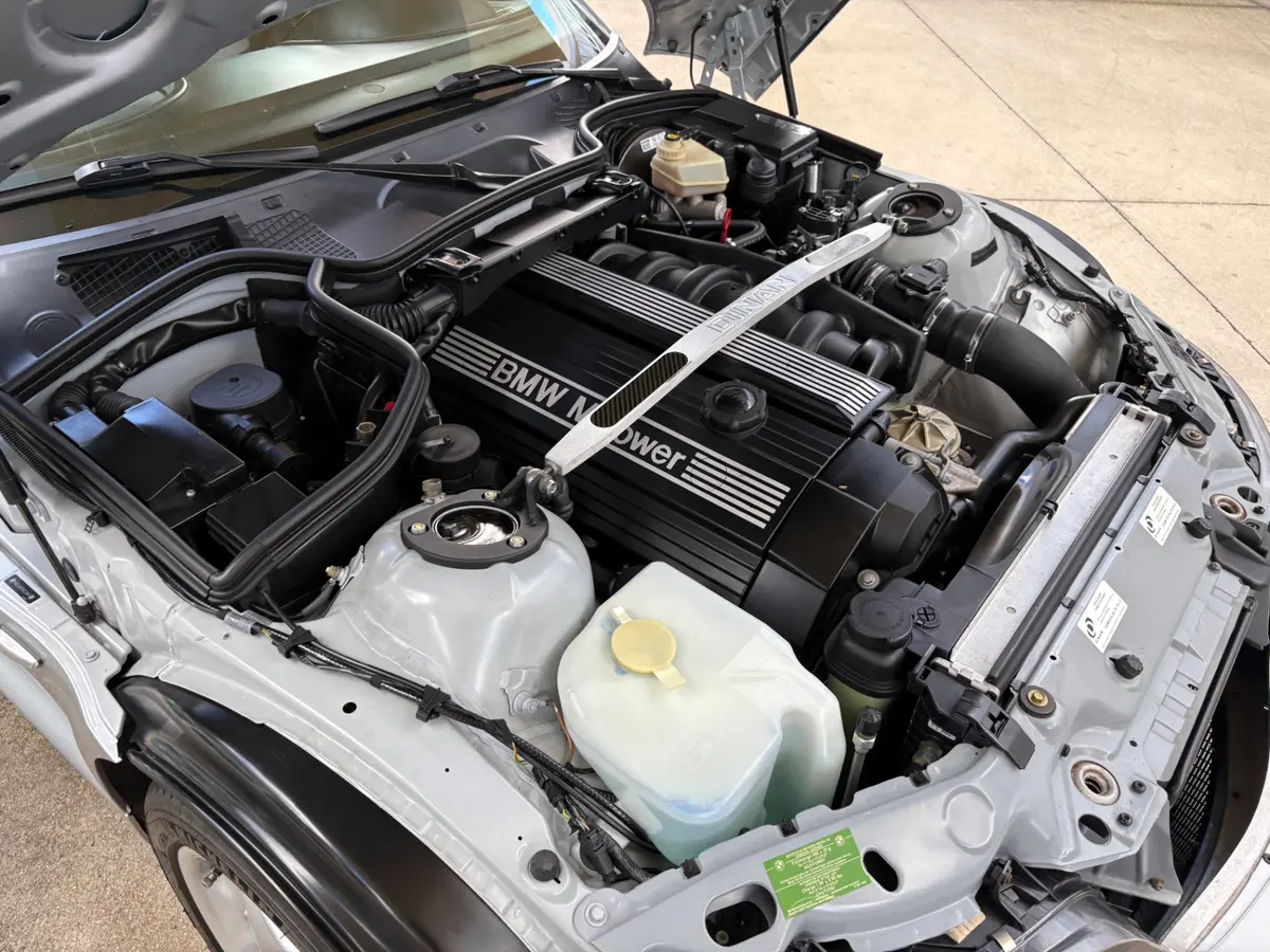 Vehicle photo 26