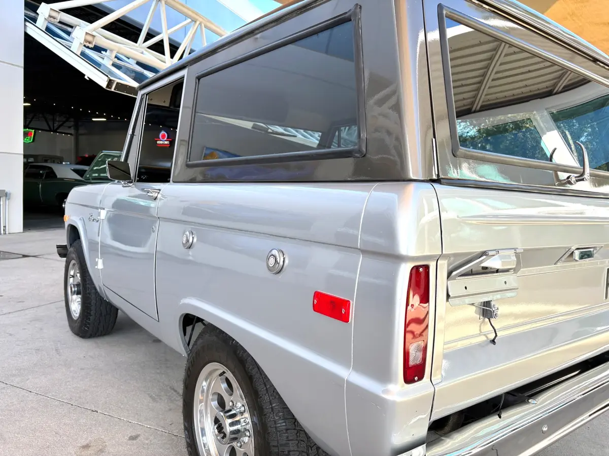 Vehicle photo 15