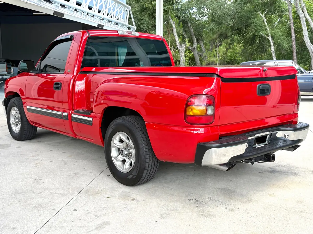 Vehicle photo 8