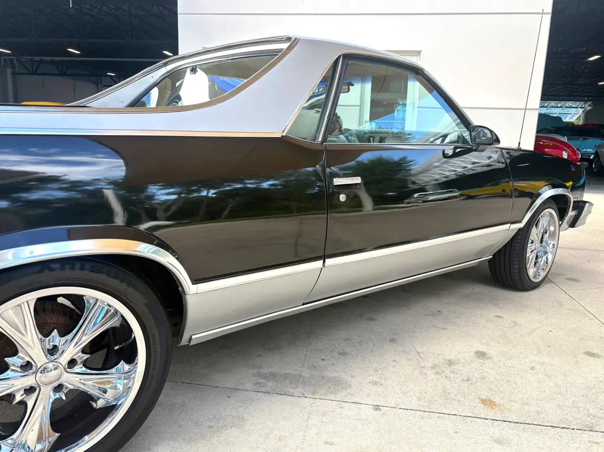 Vehicle photo 17